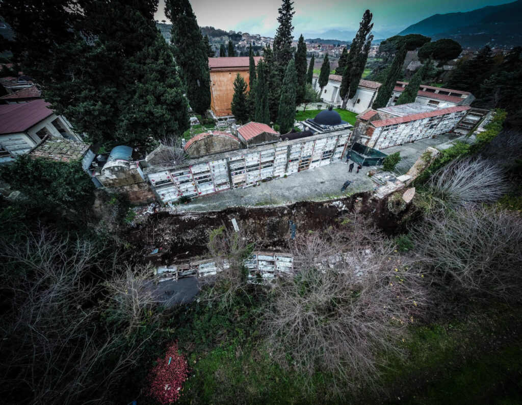 Ιταλία: Φέρετρα και τεφροδόχοι κατέληξαν σε χαράδρα