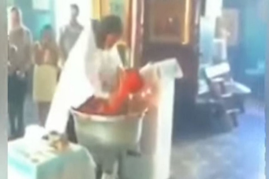 Παπάς βάφτισε τόσο βίαια μωρό, που το τραυμάτισε