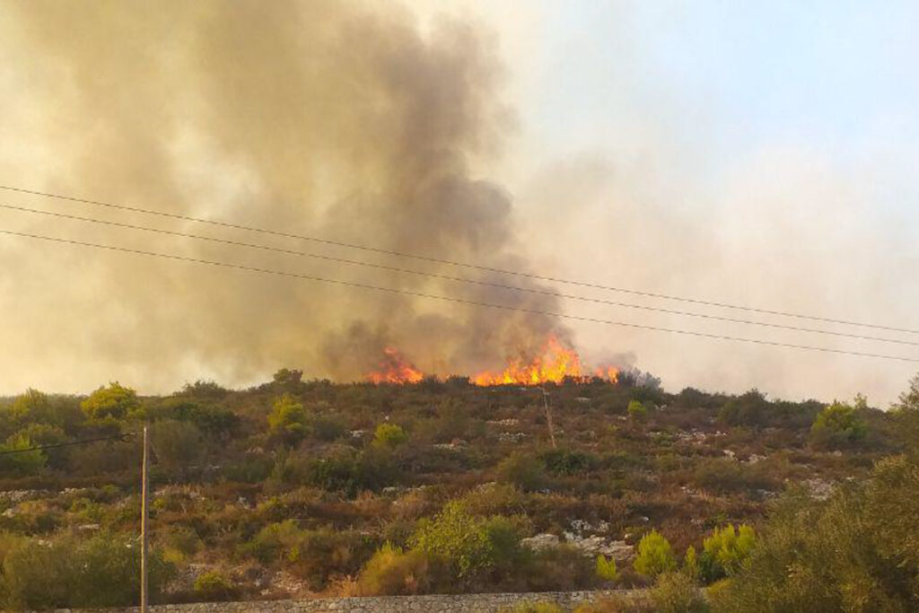 Ζάκυνθος: Δημοτικός αστυνομικός ο 58χρονος που συνελήφθη για φωτιές στο νησί – Τις άναβε με «φιδάκια»