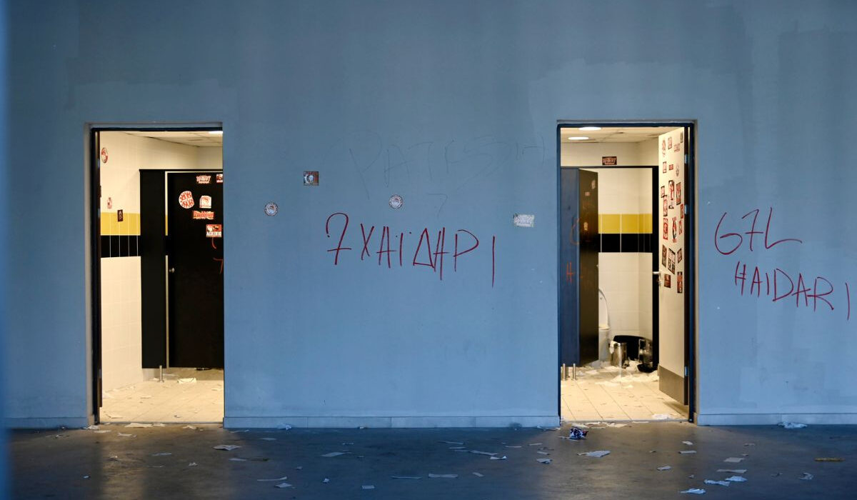 Η Opap Arena μετά τον τελικό: Αυτοκόλλητα του Ολυμπιακού και «Θύρα 7» στους τοίχους του γηπέδου