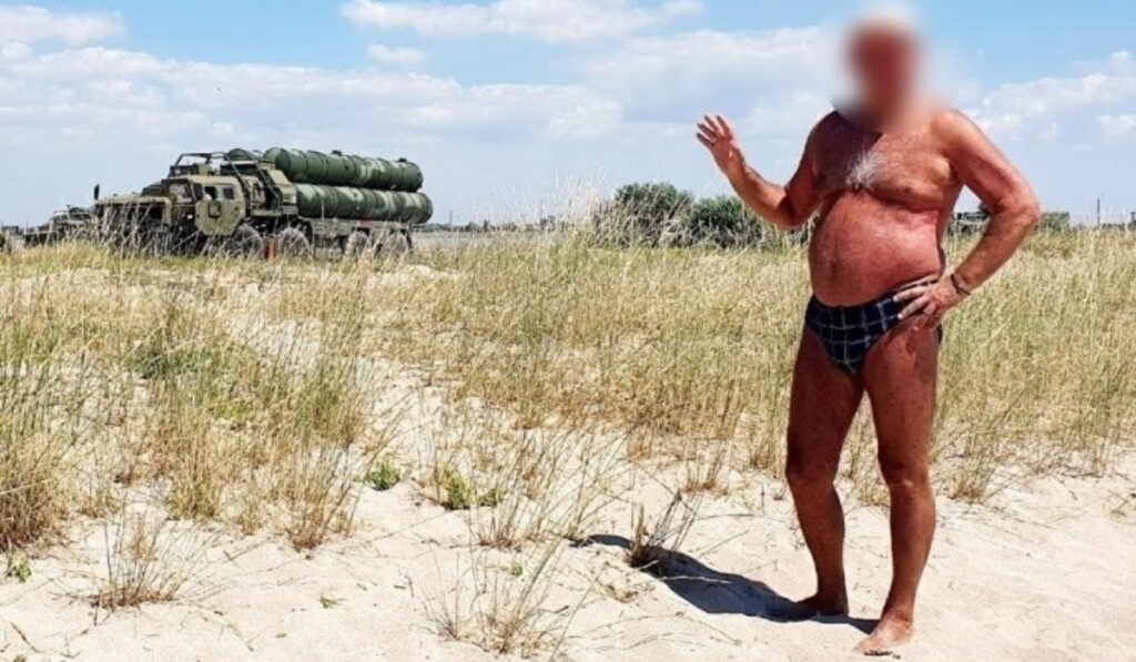 Κριμαία: Ρώσος τουρίστας με μαγιό «πρόδωσε» τη θέση S-400 – Το τρολάρισμα της Ουκρανίας