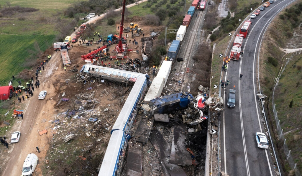 Τέμπη: Στον ανακριτή για απολογία οι δύο απογευματινοί σταθμάρχες