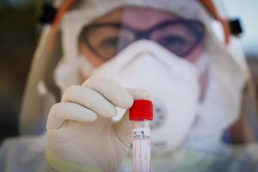 Αντιπρόεδρος της AstraZeneca: Το εμβόλιο προστατεύει τουλάχιστον 12 μήνες