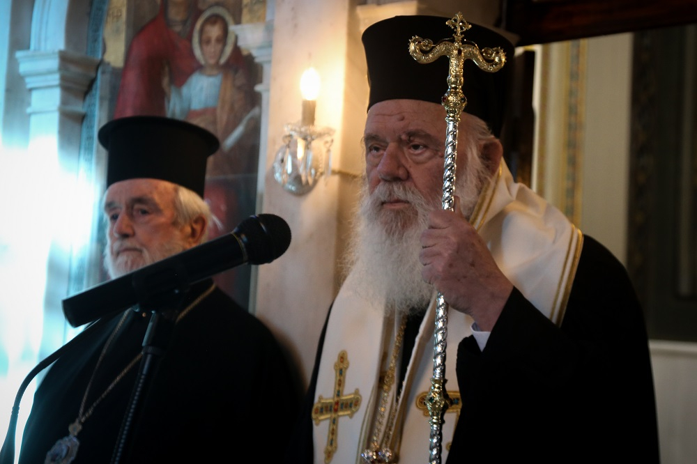 Ιερώνυμος προς πιστούς: Προσευχηθείτε στο σπίτι