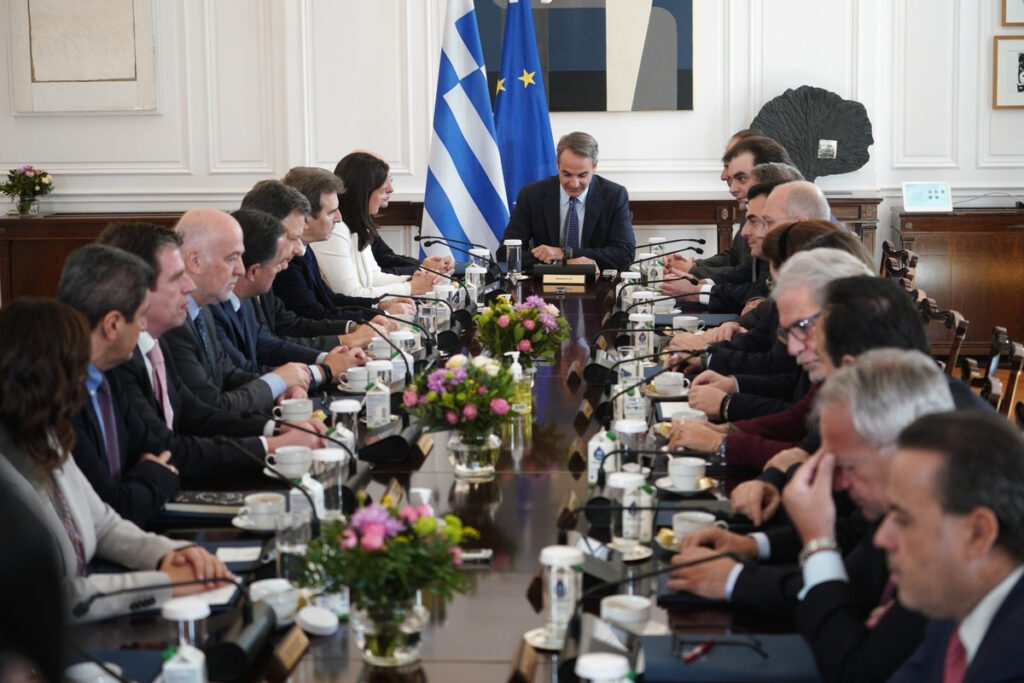 Ανησυχία υπουργών για τα ανοιχτά μέτωπα με «οικονομικά κέντρα»