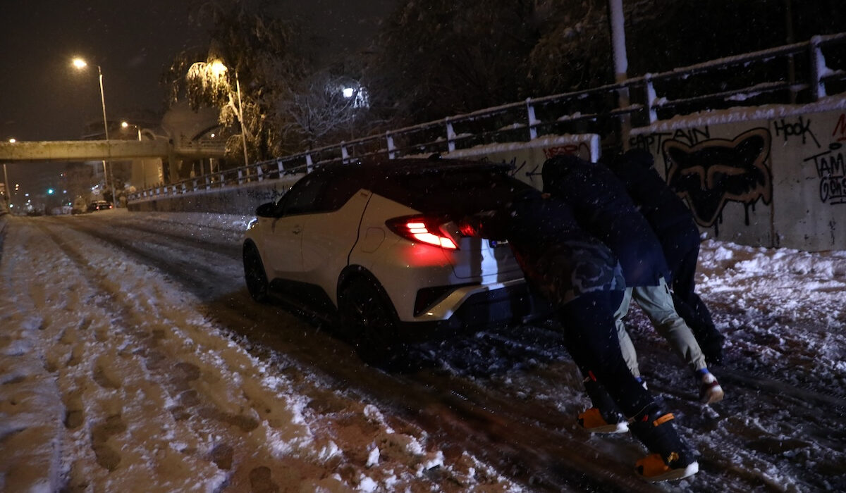 Υποχρεωτικές οι αλυσίδες χιονιού στα αυτοκίνητα – Ποιο το πρόστιμο