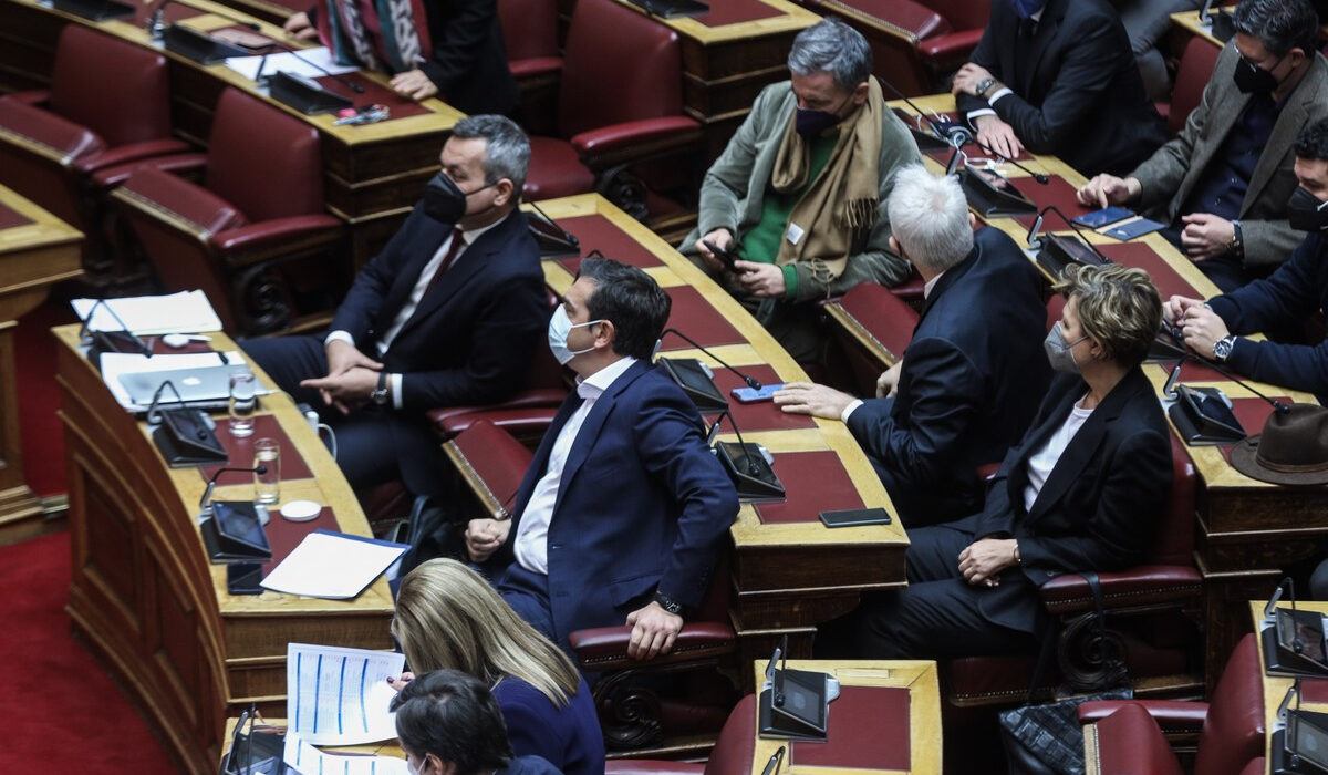 Αιφνιδιασμός στη ΝΔ από την πρόταση μομφής – Πώς σχεδιάζει να απαντήσει στη Βουλή