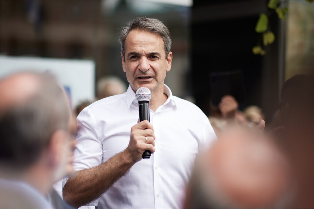 Σε «κινούμενη άμμο» έως τις κάλπες η ΝΔ – Χαμηλή συσπείρωση και διαρροές παντού