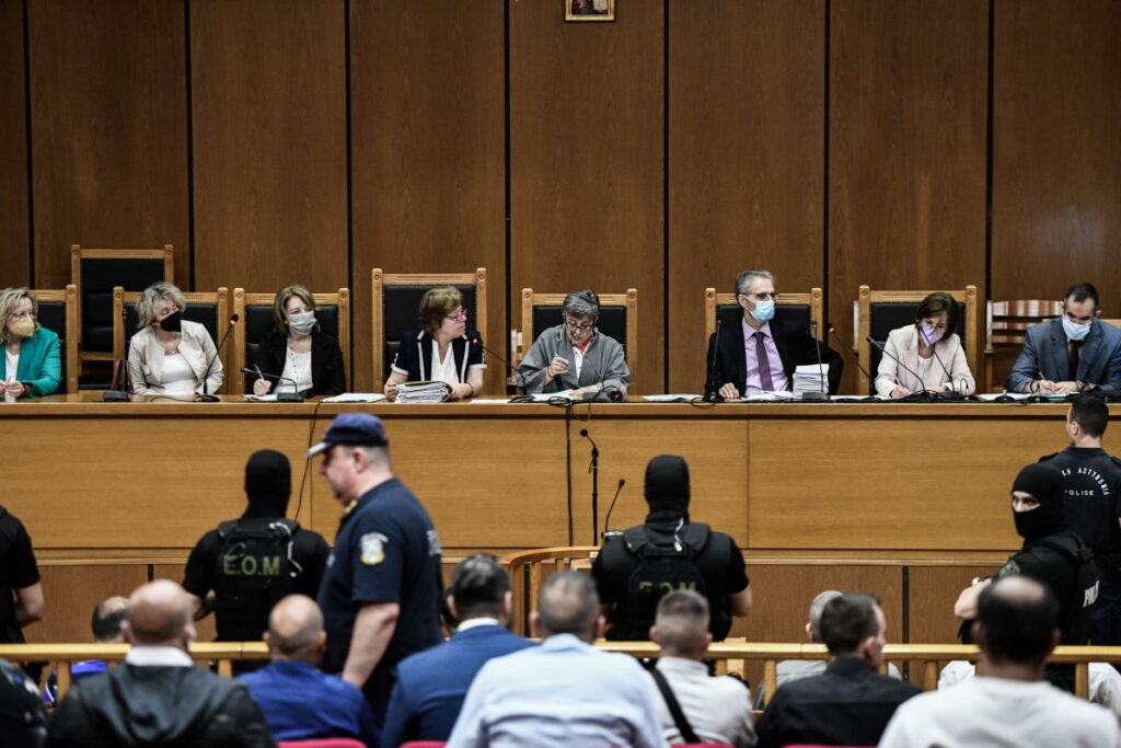 Μετ’ εμποδίων η δίκη της Χρυσής Αυγής: Εκτός από δικηγόρους ψάχνουν και δικαστές
