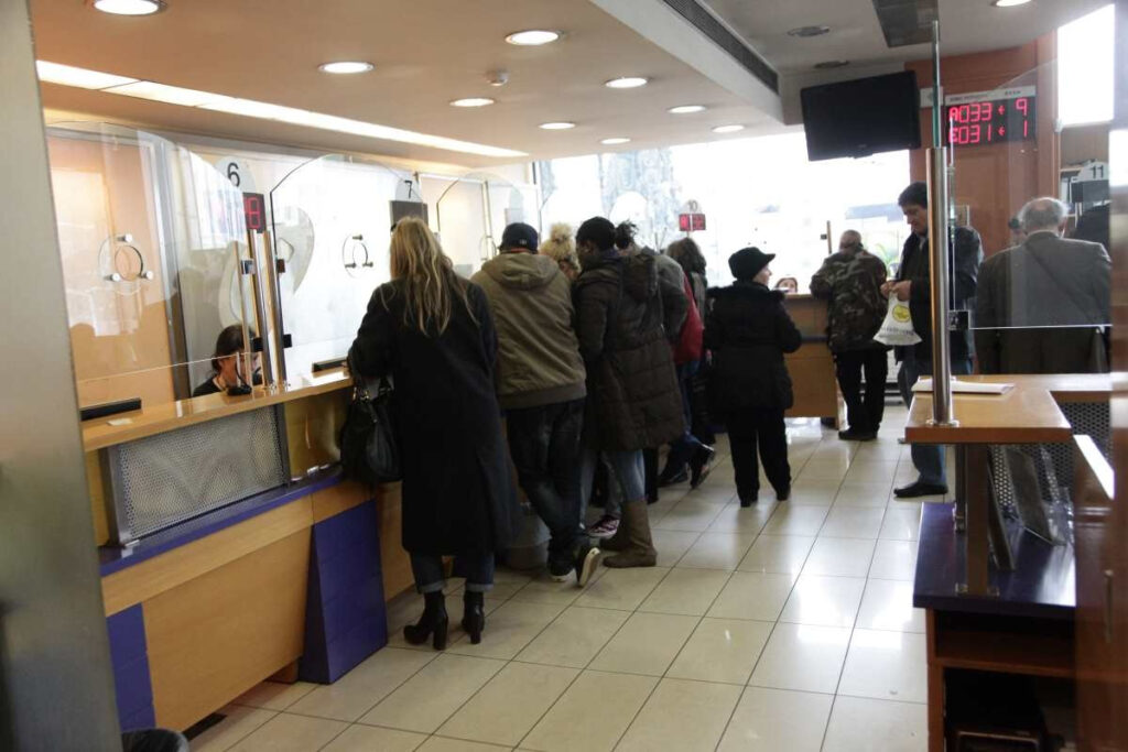 «Κλειδώνει» ο εισαγωγικός μισθός στο Δημόσιο στα 840 ευρώ – Πόσο αυξάνονται τα επιδόματα