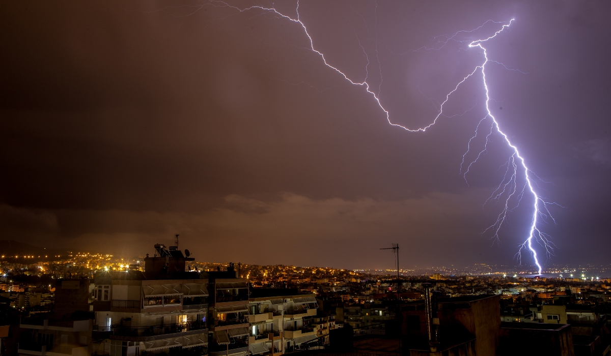 Κακοκαιρία με καταιγίδες την Κυριακή 11/6: Πού θα βρέξει στην Αττική (Live χάρτης)
