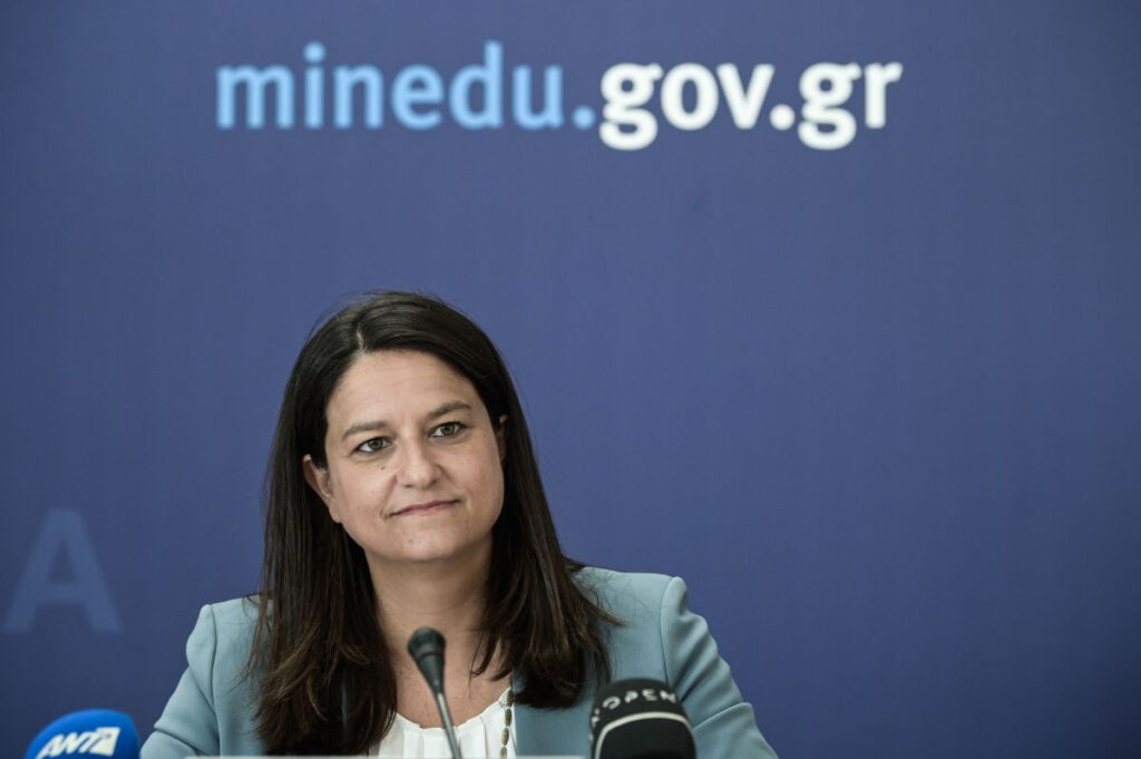 Πώς η Κεραμέως «καταδίκασε» με ένα επιπλέον χρόνο σπουδών τους φοιτητές – Η αιφνιδιαστική αλλαγή