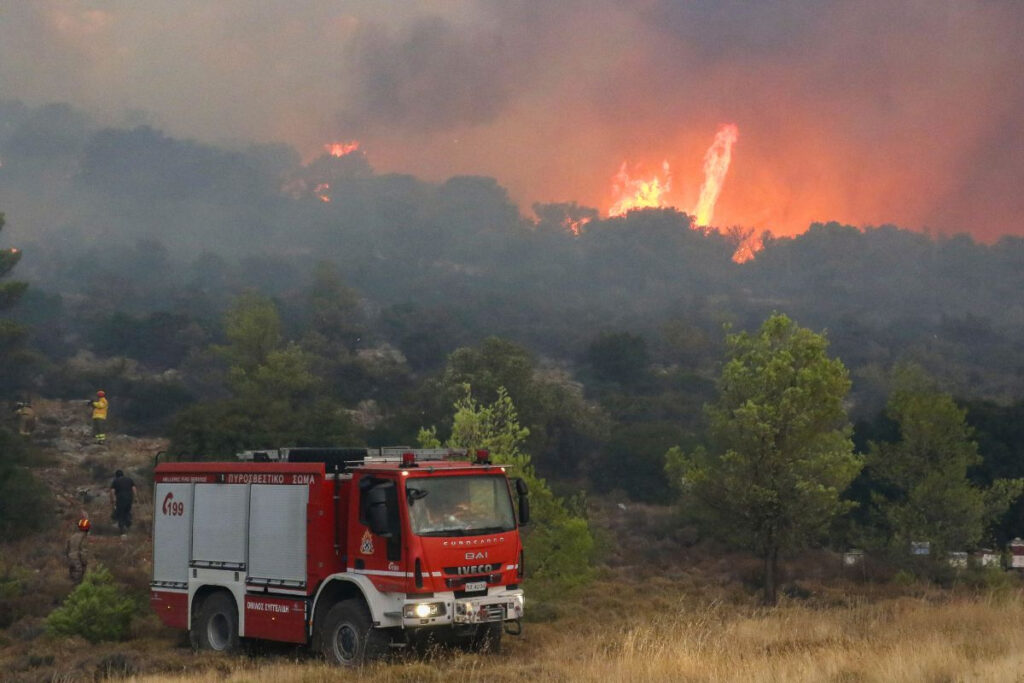 Δραματικές ώρες στην Πάρνηθα: Εκκενώνεται η Αγία Παρασκευή στο Μενίδι – Καίγονται τα πρώτα σπίτια