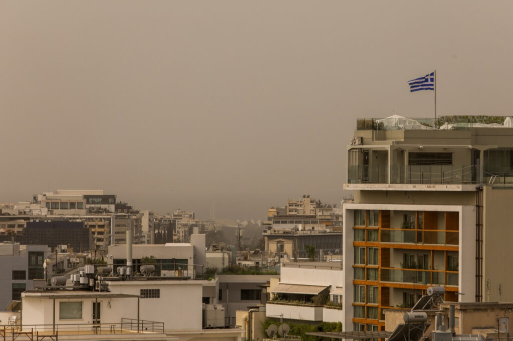 Επιστρέφει η αφρικανική σκόνη: Νέες οδηγίες – «Παραμονή σε κλειστούς χώρους»