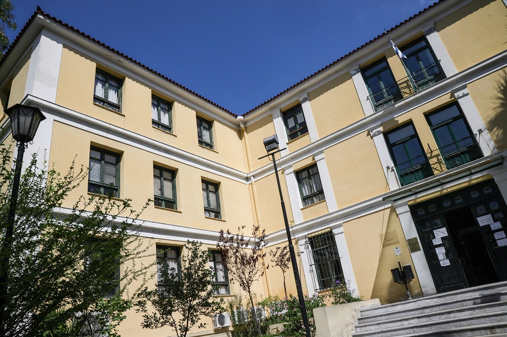 Στον εισαγγελέα η καταγγελία για βιασμό από «γνωστό σκηνοθέτη» – Ανοίγουν στόματα