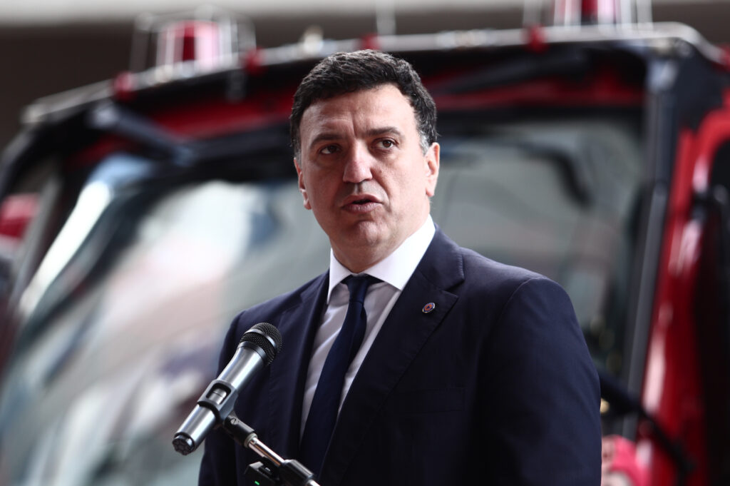 Η Ένωση Ελλήνων Εφοπλιστών δώρησε πυροσβεστικά οχήματα – «Δεν θα πάει χαμένη η προσφορά» λέει ο Κικίλιας