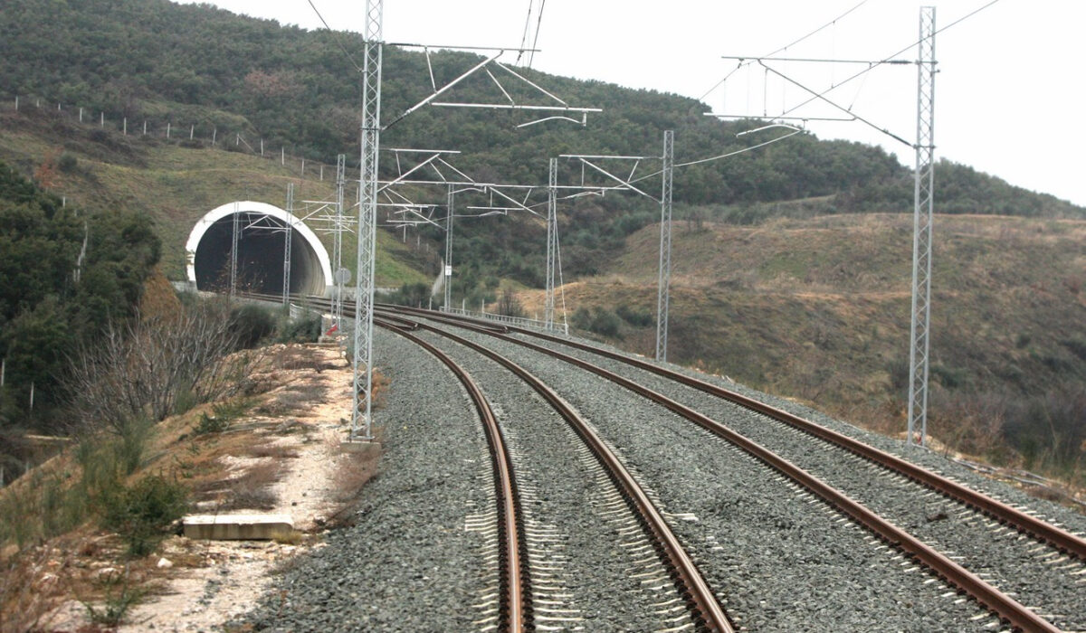 Σύγκρουση τρένου με ΙΧ στη γραμμή Λάρισα-Βόλος