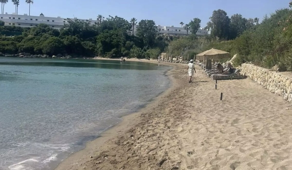 Μάζεψε τις παράνομες ξαπλώστρες ο ιδιοκτήτης του beach bar στη Ρόδο – Δείτε εικόνες