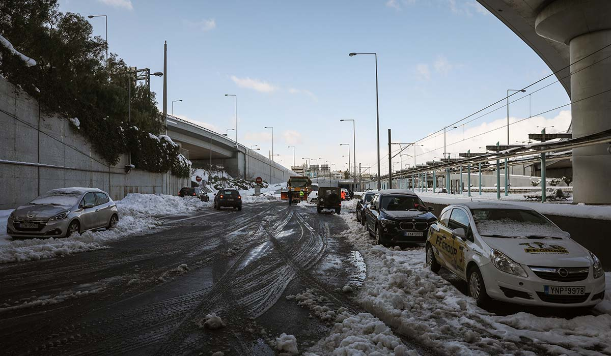 Πάνω από 500 τα εγκαταλελειμμένα αυτοκίνητα στην Αττική Οδό – Κλειστή η έξοδος του «Σωτηρία»