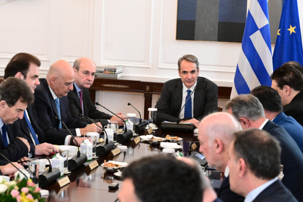 Παιχνίδια ανασχηματισμού: Ο χρόνος, οι «φευγάτοι» υπουργοί και οι εύθραυστες ισορροπίες με τον Ν. Δένδια