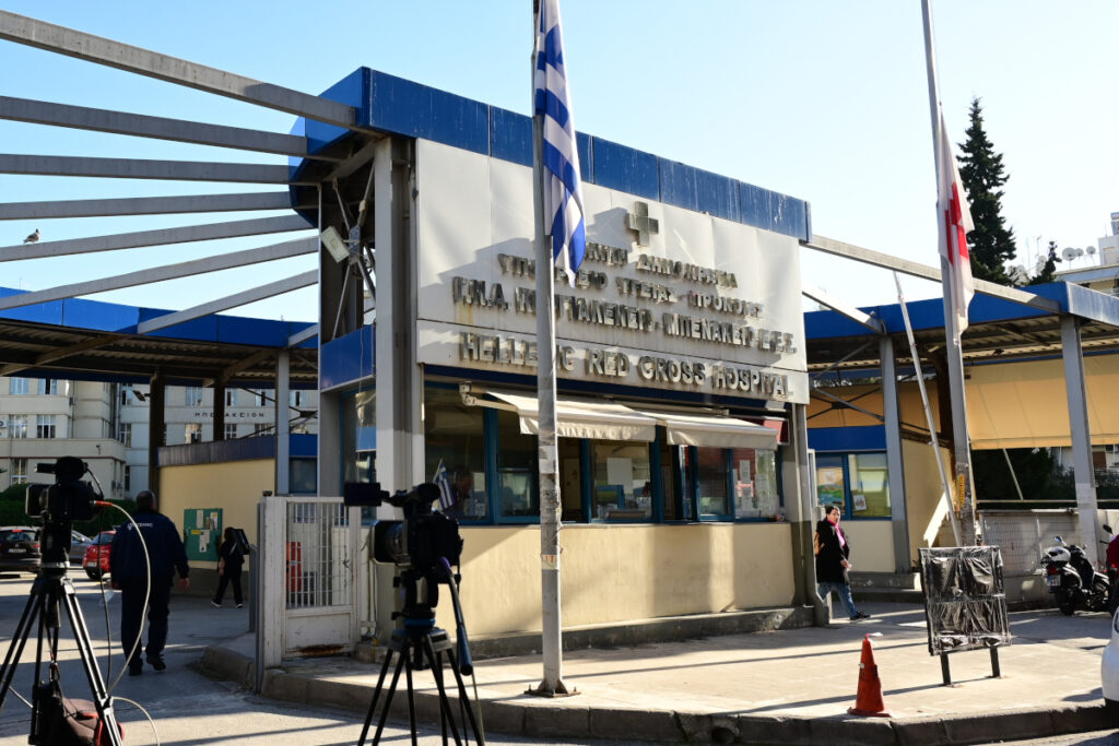 Ερυθρός Σταυρός: Γιατρός άνοιξε την πόρτα του ασανσέρ με χειρουργικό εργαλείο – Τι είπε για τους τραυματίες (Βίντεο)