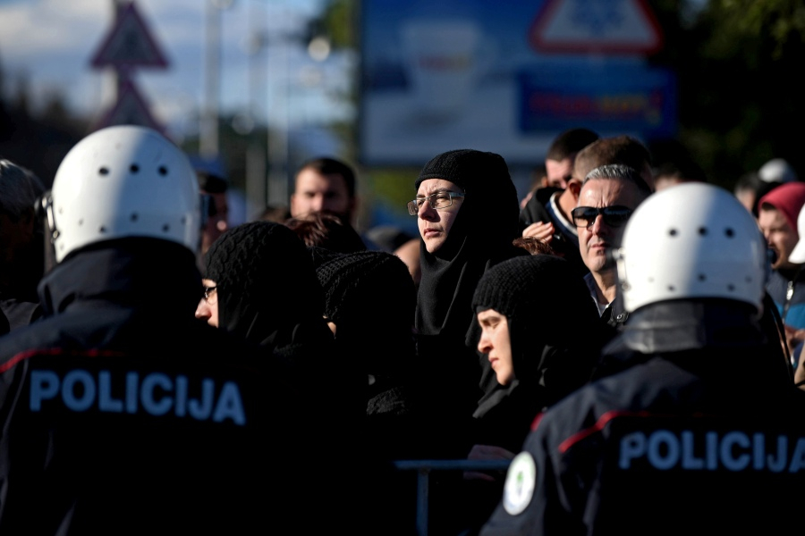 Σερβία: Συγκρούσεις χριστιανών – αστυνομικών για την περιουσία της Εκκλησίας