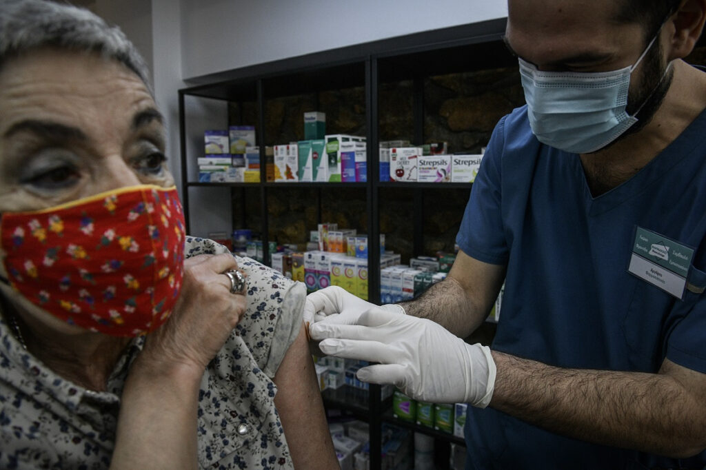 Κίνητρα σε φαρμακοποιούς και γιατρούς και «καρότο και μαστίγιο» για την υποχρεωτικότητα εμβολιασμού