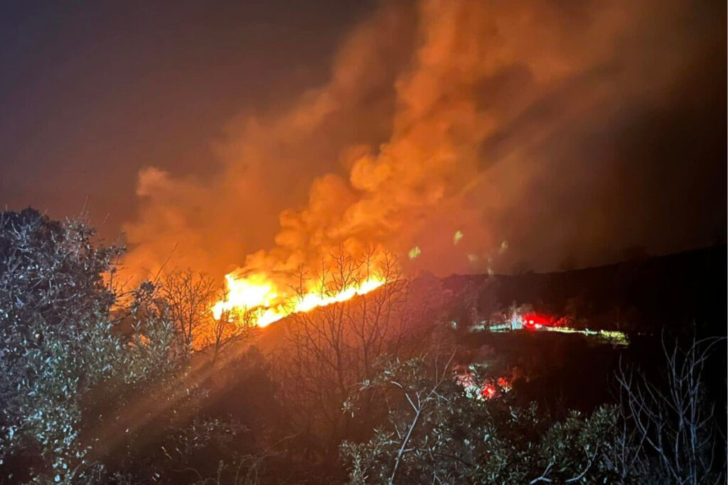 Αισιοδοξία για τη φωτιά που καίει στα Πιέρια Όρη για 4 μέρες