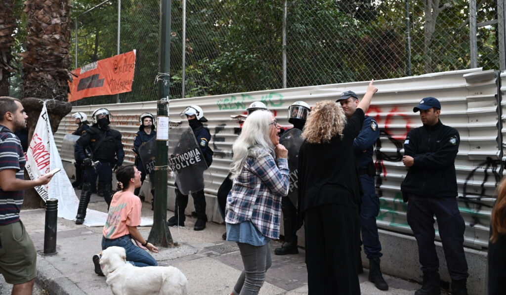 Τι συμβαίνει τελικά στα Εξάρχεια: Οι αντιδράσεις για το κόψιμο των δέντρων και η απάντηση της Αττικό Μετρό