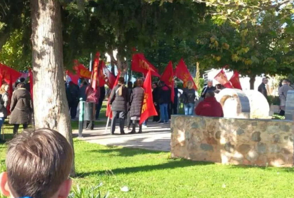 Μάνδρα: Επεισόδια σε εκδήλωση Ουκρανών για τον Μεγάλο Λιμό – Παρέμβαση από μέλη του ΚΚΕ, καταγγελίες από την πρεσβεία
