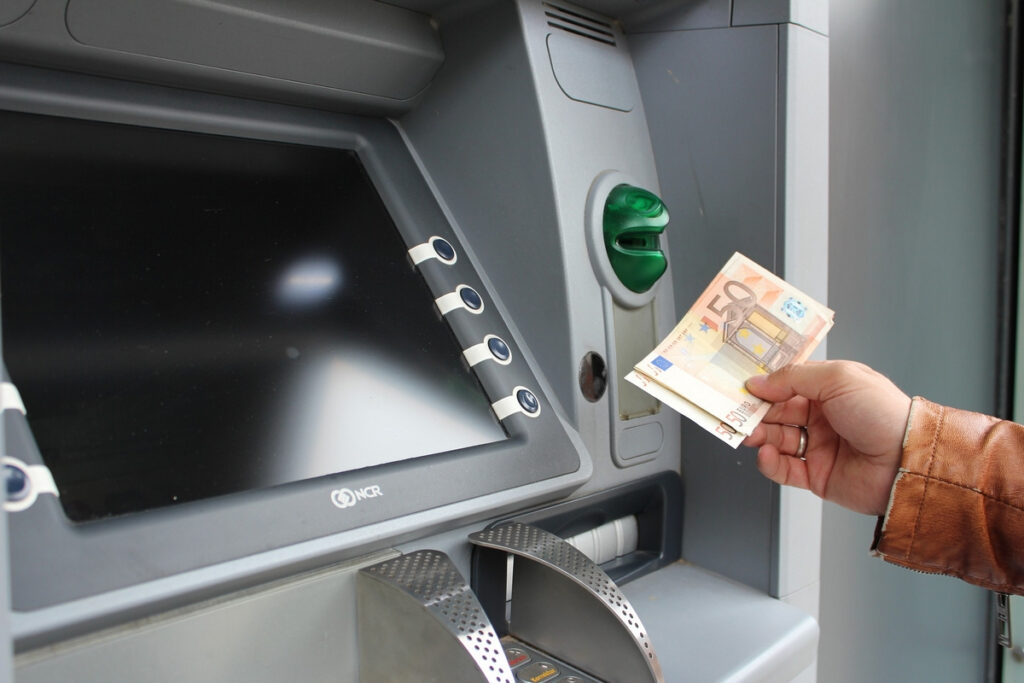 Καταγγέλλει ότι δεσμεύτηκε ο λογαριασμός του παιδιού της που έχει καρκίνο