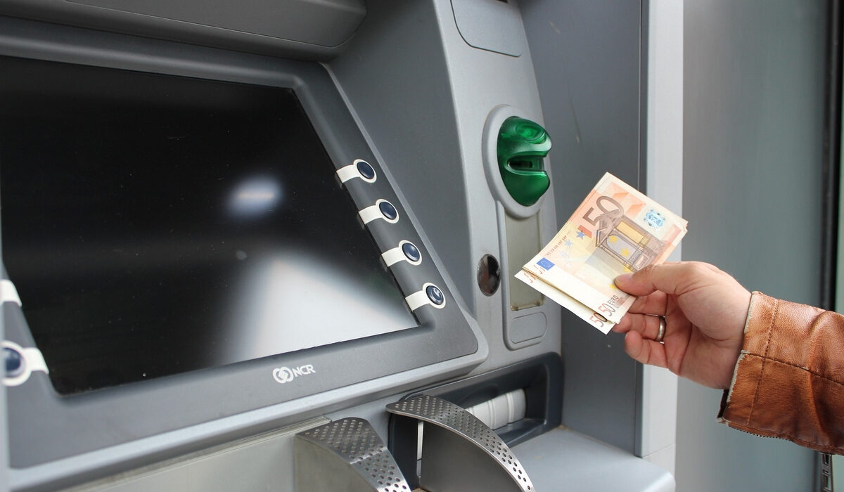 Καταγγέλλει ότι δεσμεύτηκε ο λογαριασμός του παιδιού της που έχει καρκίνο