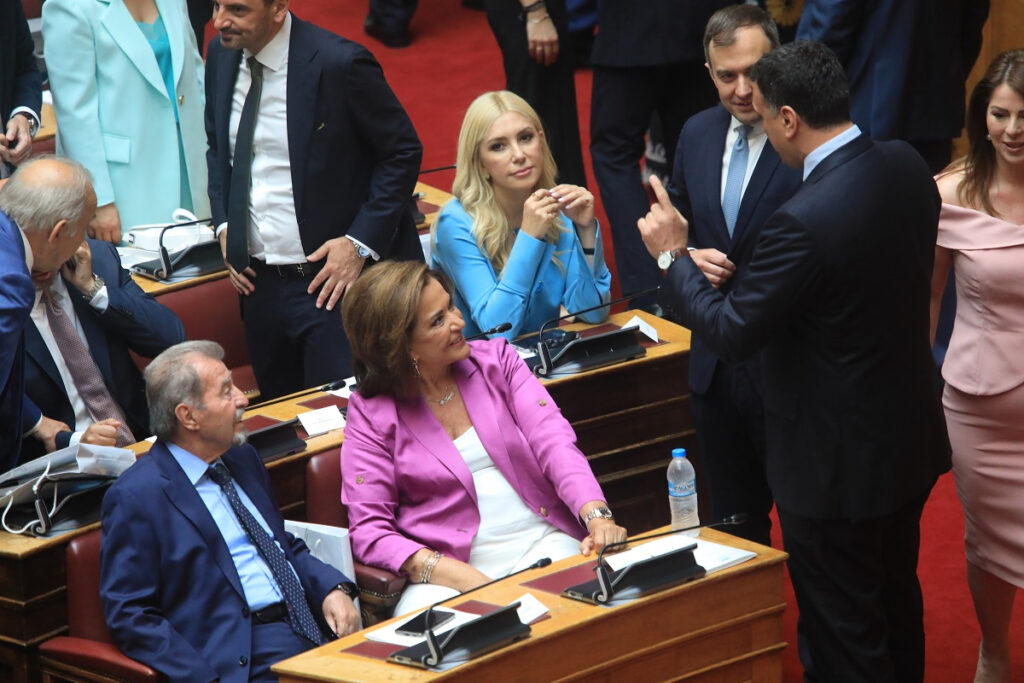 Ντόρα: Εγώ λοχίας;