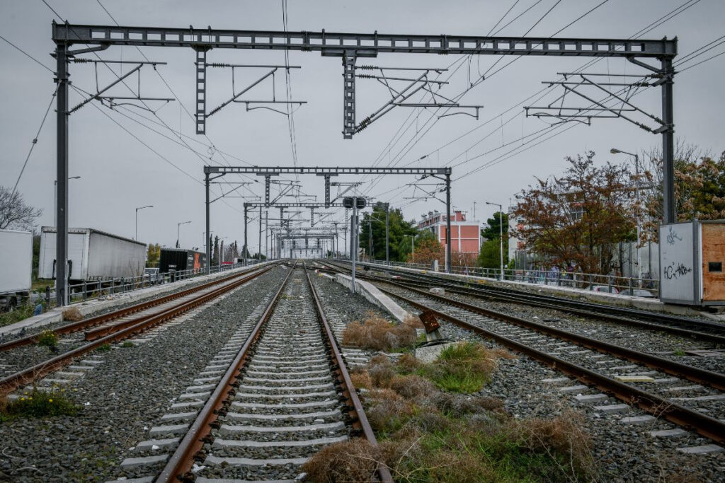 ΣΥΡΙΖΑ: Αντί να πιέσει τους αναδόχους για τα έργα ασφαλείας, ο κ. Καραμανλής τους αποζημίωνε με εκατομμύρια ευρώ