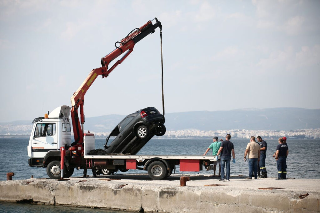 Τραγωδία στη Θεσσαλονίκη: Νεκροί δεμένοι με χειροπέδες δύο επιβάτες με αυτοκίνητο στη θάλασσα (φωτo – βίντεο)