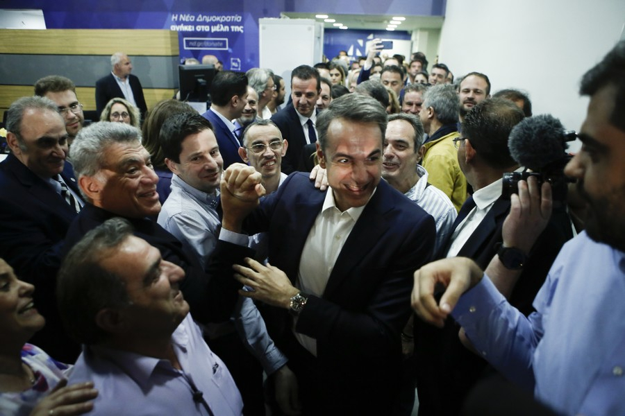 Bloomberg: Ο Μητσοτάκης θα πρέπει να επανεξετάσει τις παροχές Τσίπρα