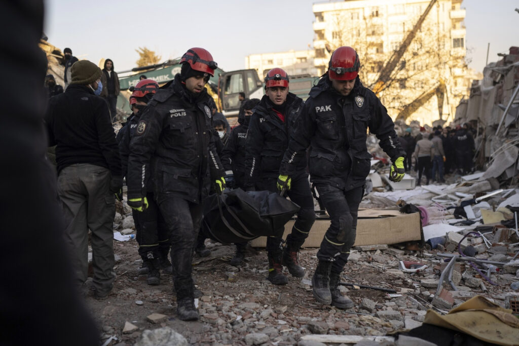 Σεισμός Τουρκία: Ανοίγουν ομαδικούς τάφους για χιλιάδες νεκρούς – Εικόνες βιβλικής καταστροφής