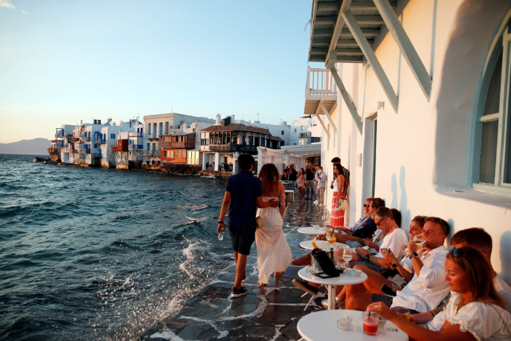 Οδοιπορικό Daily Mail στη Μύκονο: «Οι τιμές στη στρατόσφαιρα» – Αστακός στα 295 ευρώ, Ribeye στα 850 ευρώ