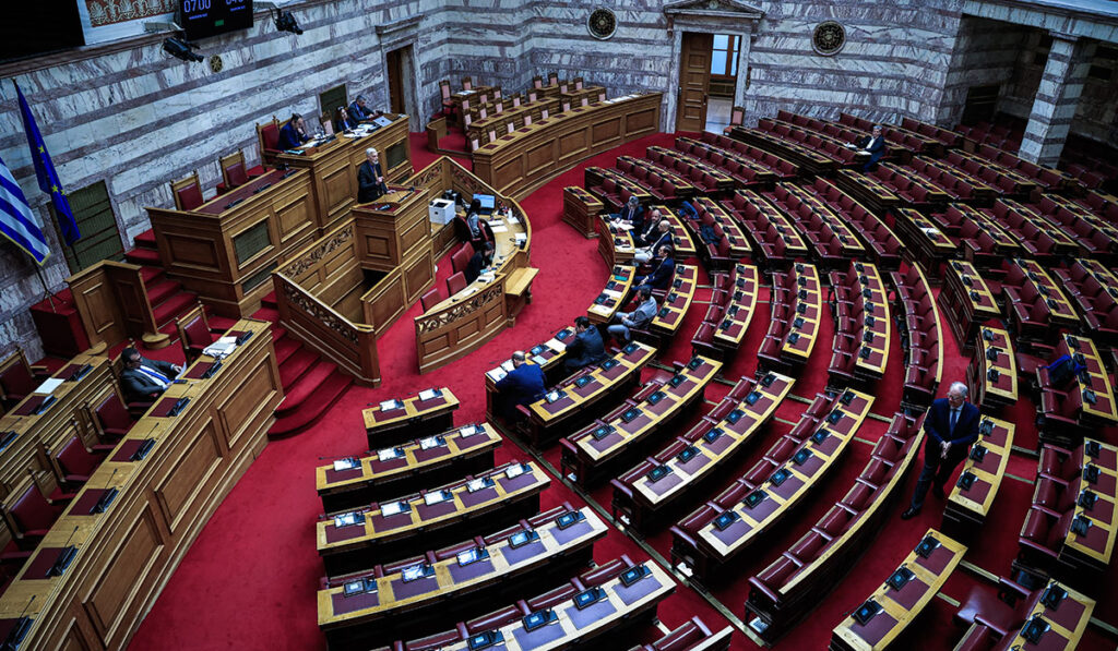 Βουλή: Υπερψηφίστηκε το νομοσχέδιο για την οπαδική βία – «Πέρασαν» οι τροπολογίες για κατώτατο μισθό και αγροτικό ρεύμα