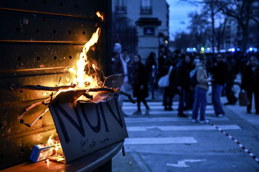 Επιβίωσε ο Μακρόν στη Βουλή: Σε νέο απεργιακό «ραντεβού» καλούν τα συνδικάτα – 101 συλλήψεις
