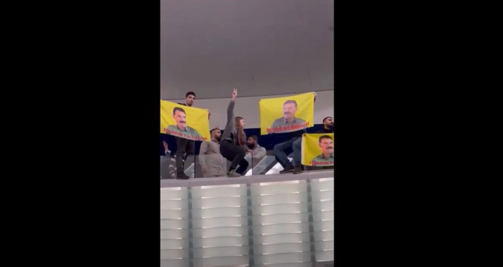 Παρέμβαση Κούρδων στο Ευρωκοινοβούλιο για τον Οτσαλάν: Τρικάκια και συνθήματα (Βίντεο)