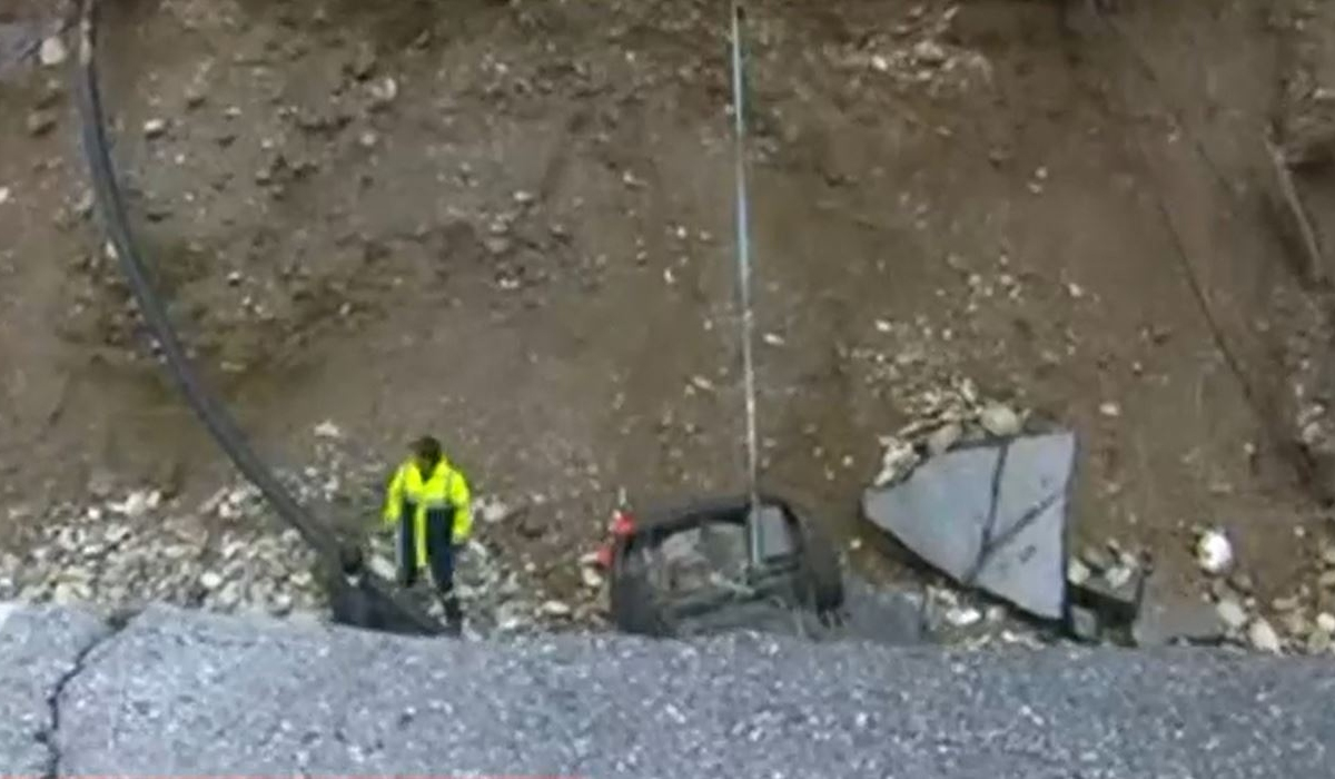 Μαγνησία: Δραματικός απεγκλωβισμός οδηγού – Το αυτοκίνητο έπεσε σε δρόμο που κατέρρευσε