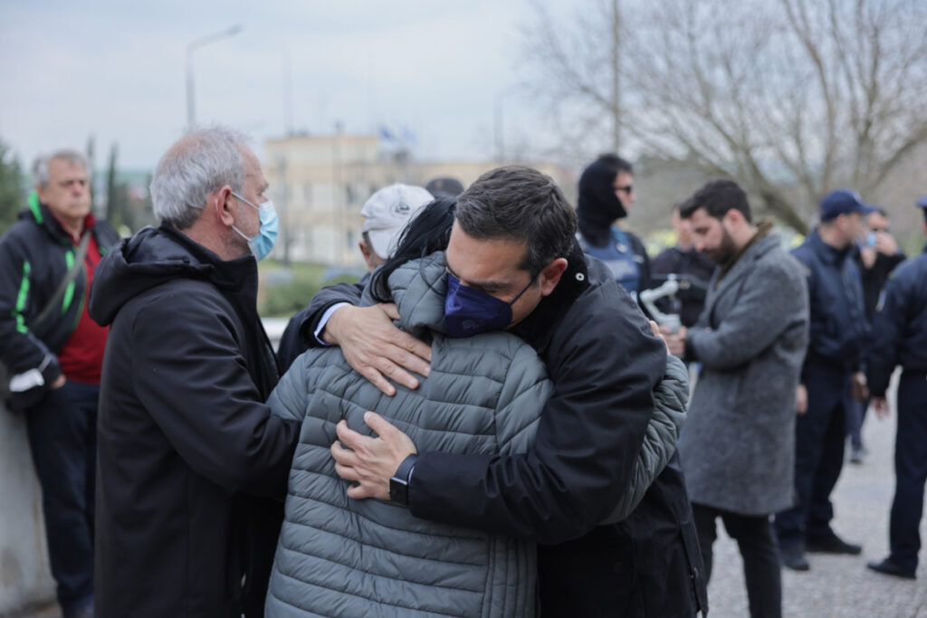 Τέμπη: Αγκαλιές και δάκρυα – Συγκλονιστικές στιγμές όταν ο Τσίπρας βρέθηκε με τους συγγενείς των θυμάτων (Εικόνες – Βίντεο)