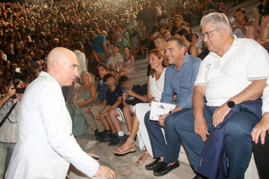 Αλέξης Τσίπρας: Με την Μπέτυ Μπαζιάνα στο Ηρώδειο – Δίπλα στον Δημήτρη Κουτσούμπα παρακολούθησε «Ορέστεια» (Εικόνες)