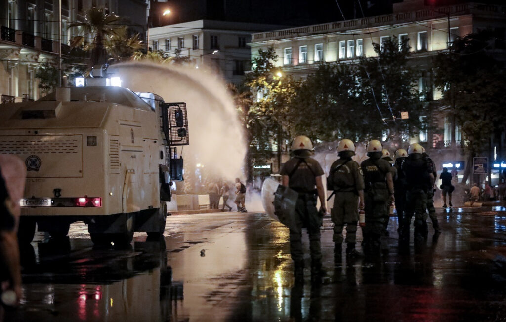 Συγκέντρωση αντιεμβολιαστών: Eπεισόδια στην Πλατεία Συντάγματος