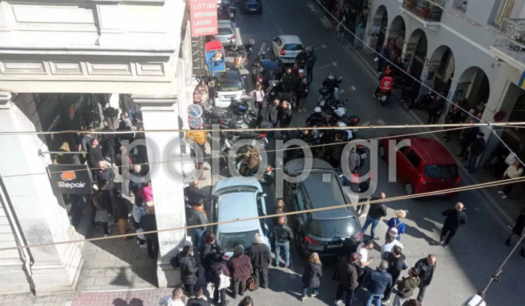 Πάτρα: Νεαρός σταμάτησε το μηχανάκι κι άρχισε να χτυπά τη σύντροφό του – Τη γλίτωσαν οι περαστικοί