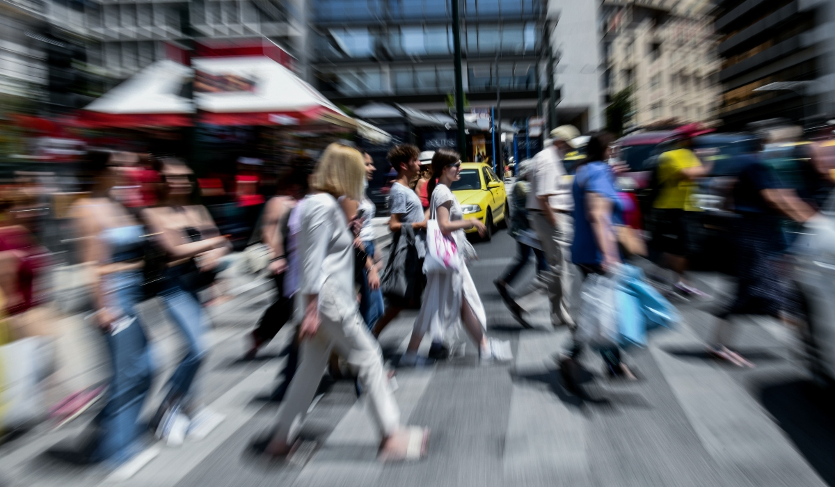 Αν δεν υπήρχαν τα μνημόνια θα έπρεπε να τα έχουμε εφεύρει – «Απατεωνιά» με την τροπολογία για τις τριετίες!
