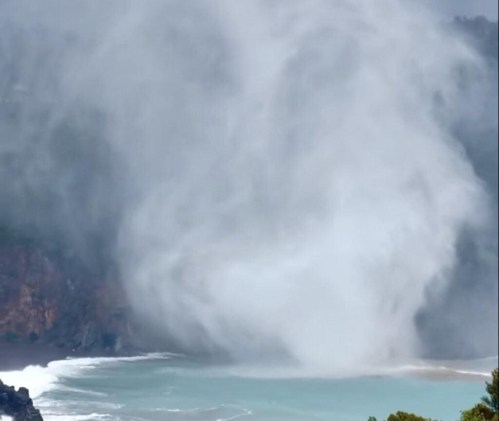 Κακοκαιρία Elias: Συγκλονιστικό βίντεο με υδροστρόβιλο στην Εύβοια