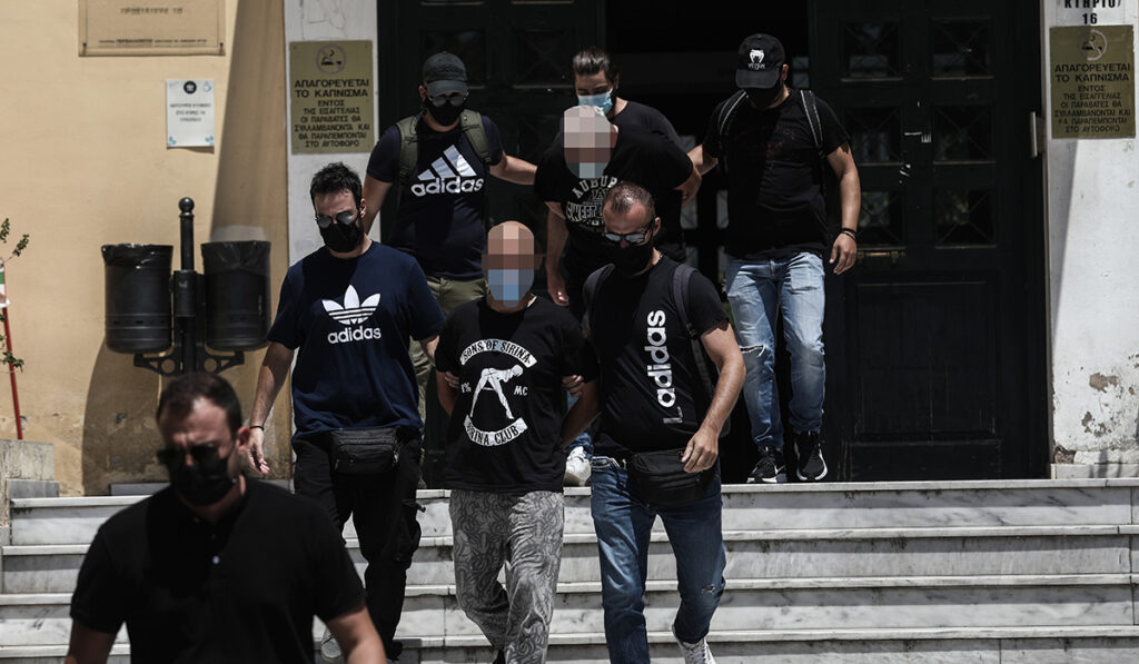 Ηλιούπολη: Στον ανακριτή ο πατέρας και ο αστυνομικός που κατηγορούνται ότι εξέδιδαν τη 19χρονη