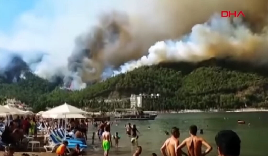Η Μεσόγειος φλέγεται από καύσωνες και πυρκαγιές